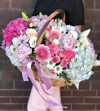 Цветочная композиция из Розы, Хризантемы, Пионы и Лизиантусы в корзине в Ильинском Раменский район