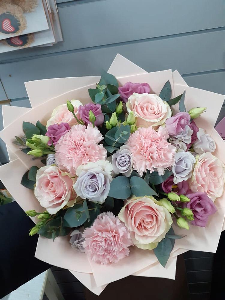 Букет цветов из: Розы, Гвоздики и Лизиантусы в Ильинском Раменский район